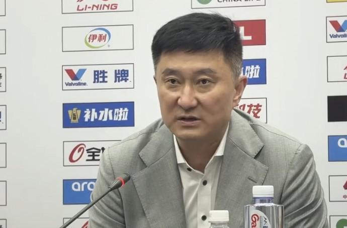 杏彩体育登录入口-杜锋：球队现在很困难，徐杰和胡明轩身体不适依然坚持了下来