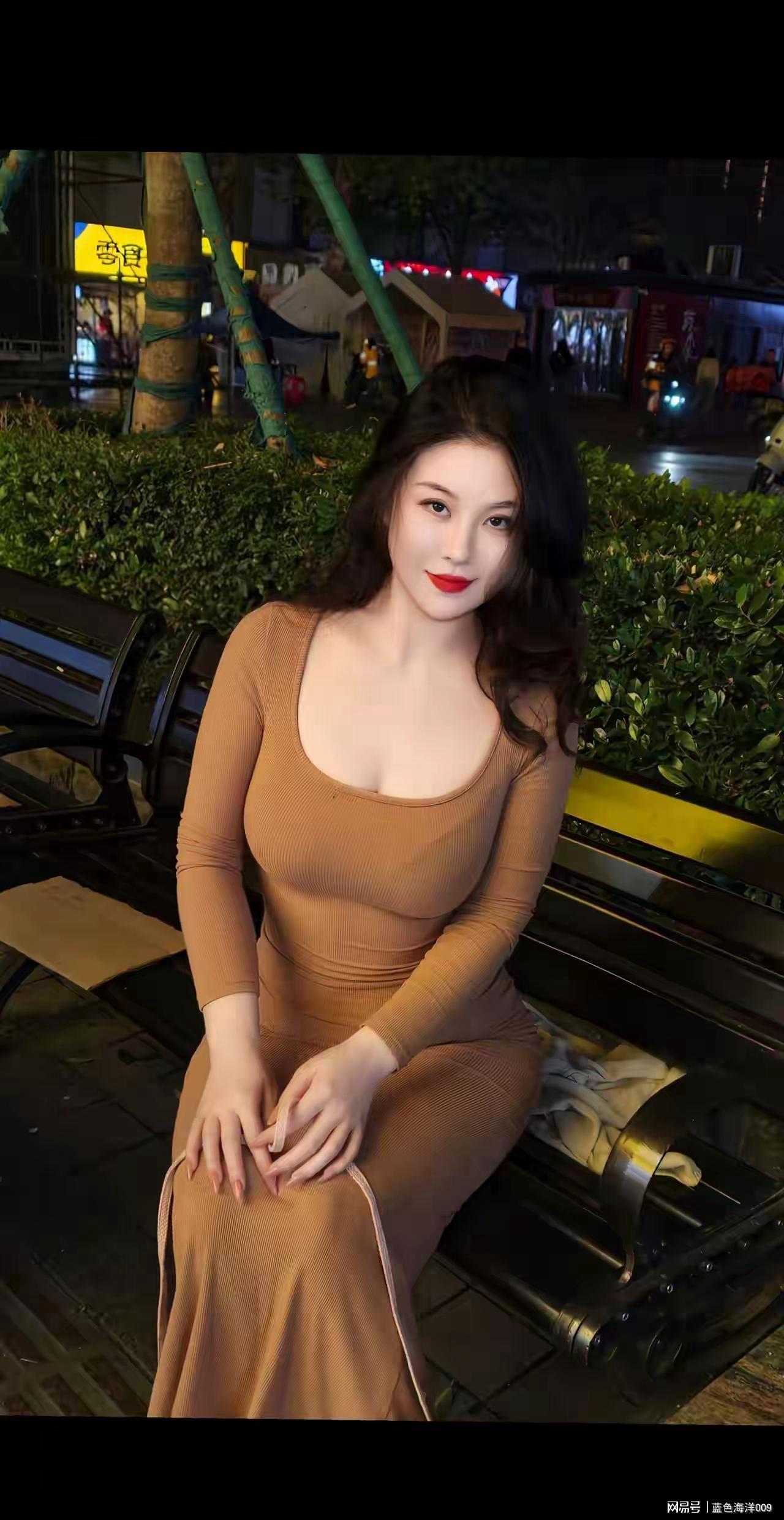 杏彩体育-夜景中的美女，身材真好